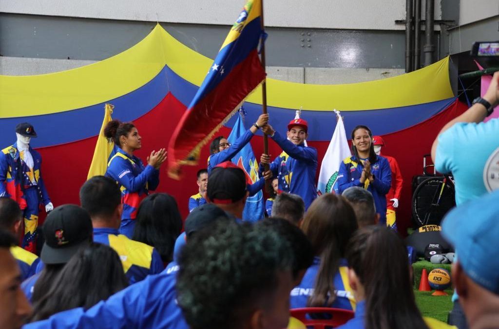 Orluis Aular y el equipo de Espada Femenino, Abanderados de los Juegos Suramericanos