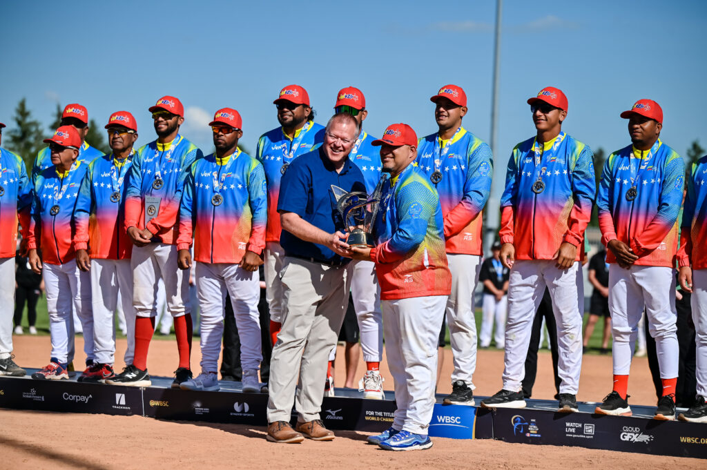 Rafael Flores recibe trofeo Campeón Mundial de Softbol