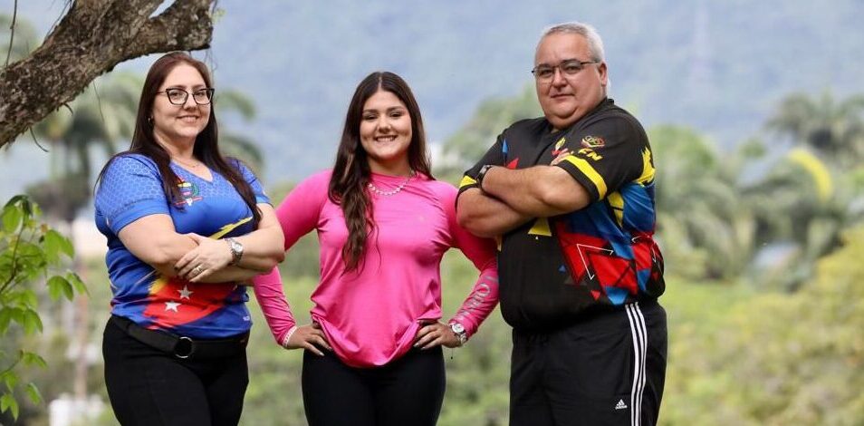 Familia Soares tiro depportivo La vida de los experimentados tiradores de la selección nacional Mario Soares y Maribel Pineda cambió positivamente pues su hija Lorena ingresó al deporte que más les apasiona