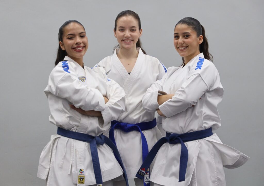 Salma Khattar, María Piovoso e Isabella López en el equipo de kata femenino.